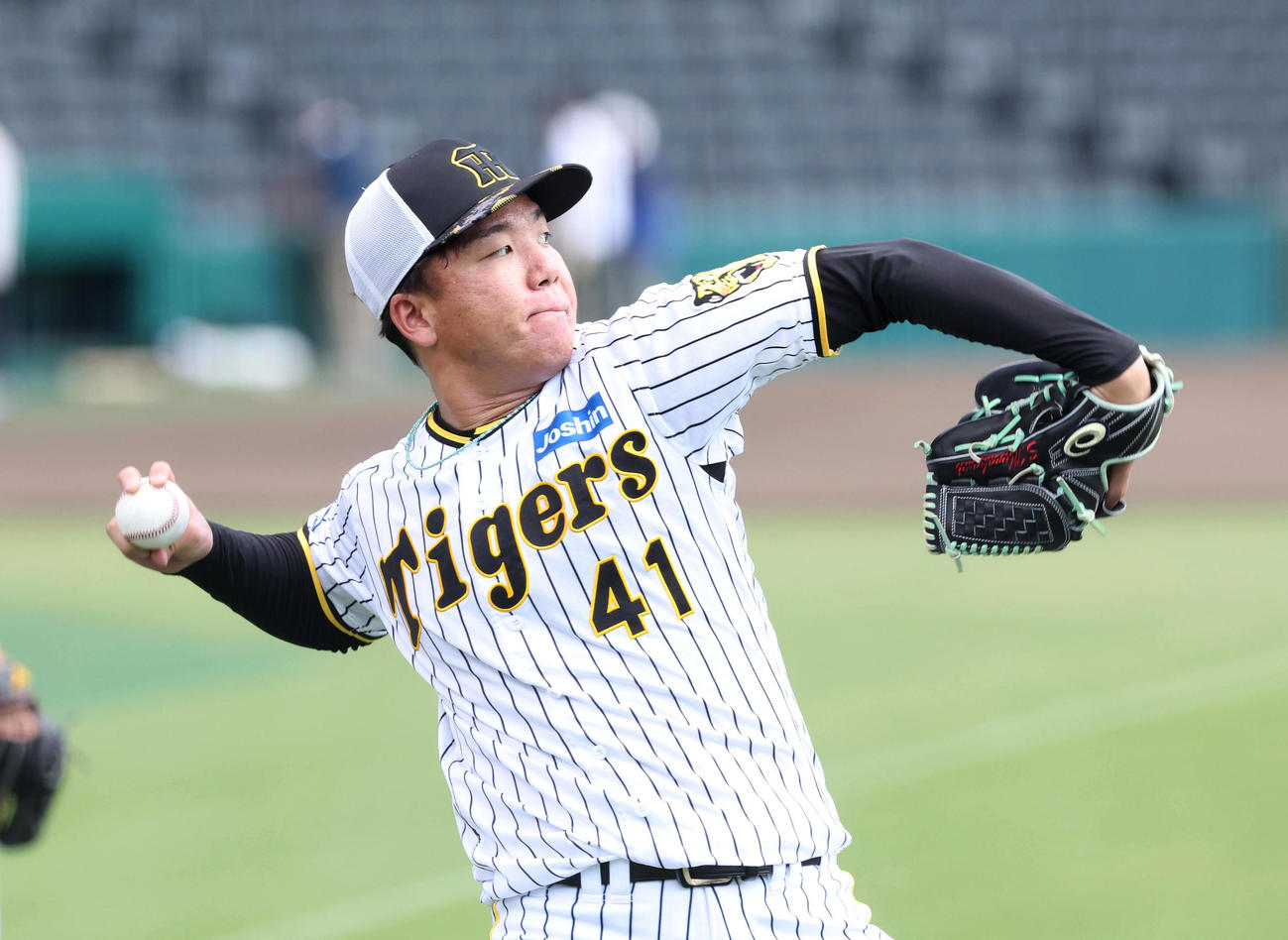 投手指名練習でキャッチボールする村上（撮影・白石智彦）