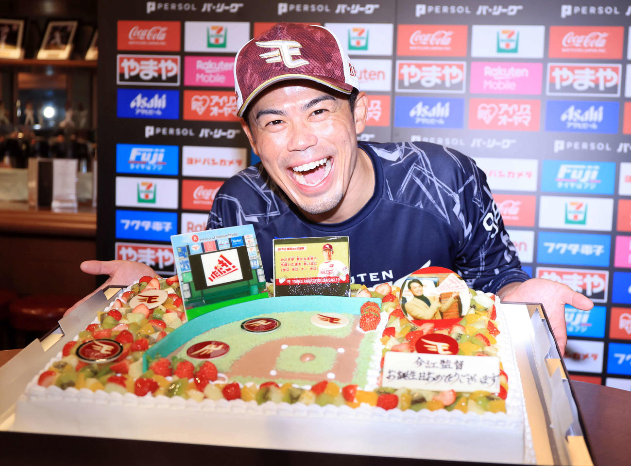 41歳の誕生日を迎えた楽天今江監督は、球場をかたどったケーキを前に「あーーーーん！」と笑顔（撮影・浅見桂子）