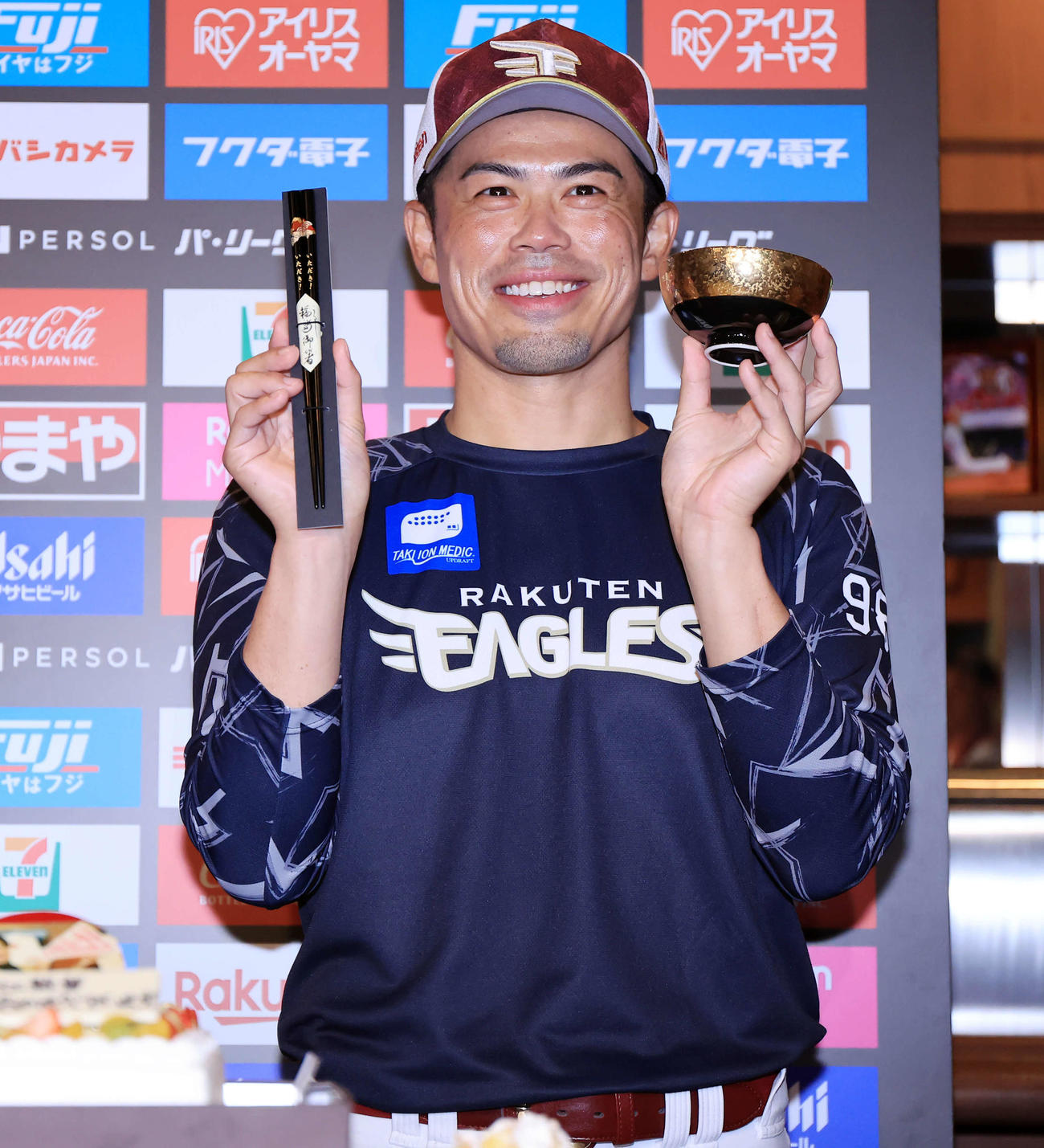 41歳の誕生日を迎えた楽天今江監督は報道陣から贈られた金の茶わんと箸を笑顔で披露（撮影・浅見桂子）