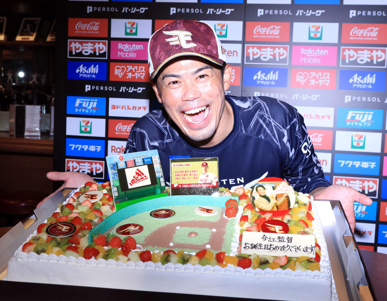 41歳の誕生日を迎えた楽天今江監督は、球場をかたどったケーキを前に「あーーーーん！」と笑顔（撮影・浅見桂子）