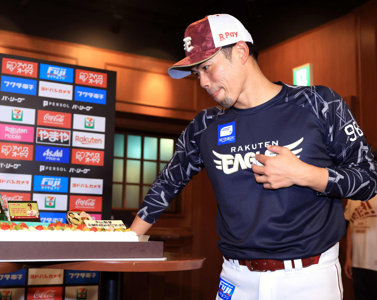 41歳の誕生日を迎えた楽天今江監督は、ケーキを「おいしそう～」と見つめる（撮影・浅見桂子）