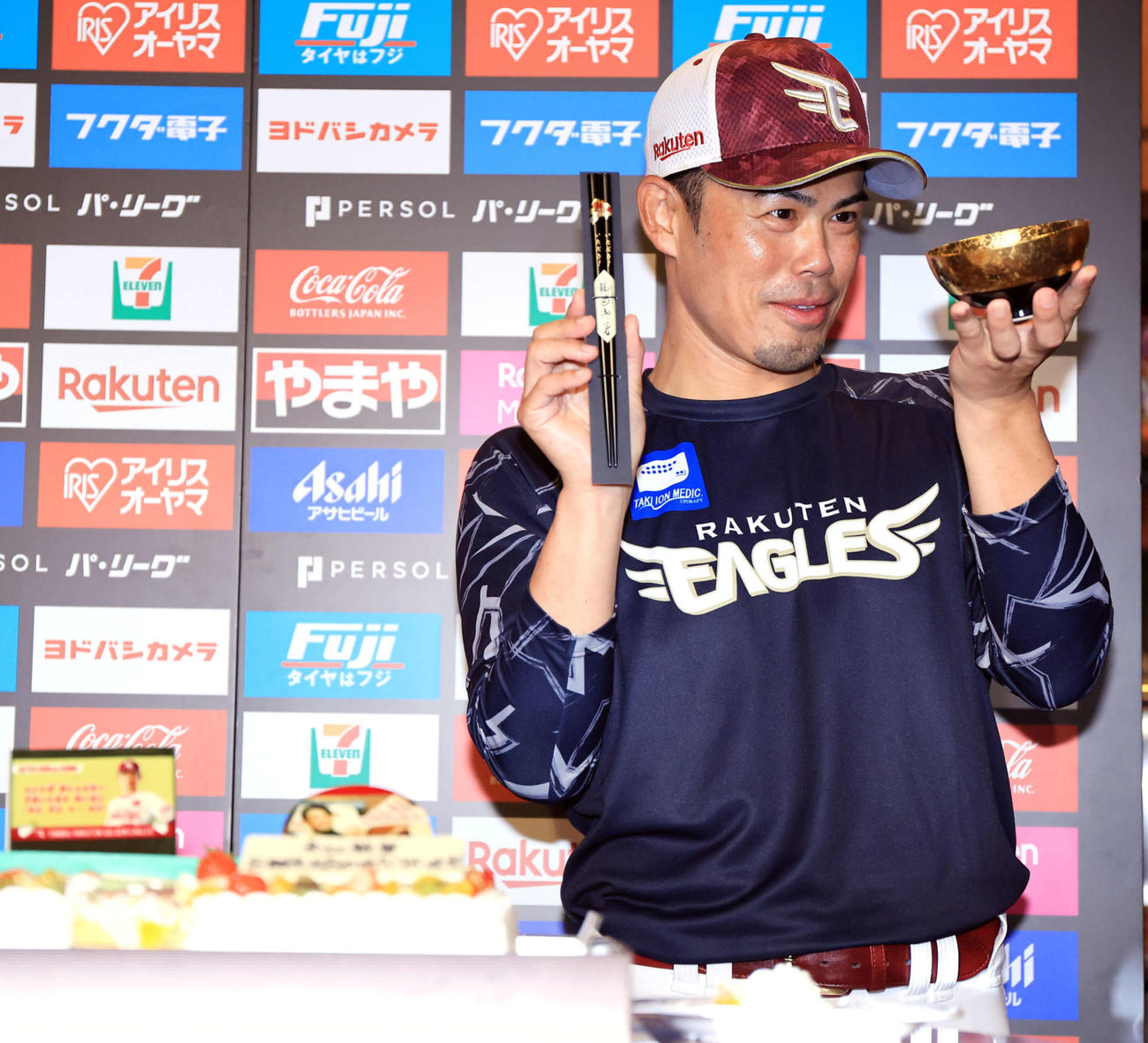 41歳の誕生日を迎えた楽天今江監督は報道陣から贈られた金の茶わんと箸をまじまじと見つめる（撮影・浅見桂子）