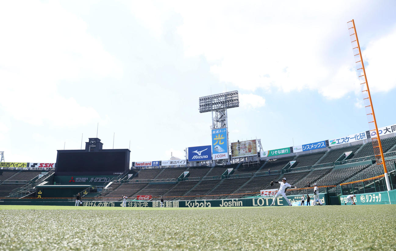 甲子園球場でキャッチボールする阪神投手陣（撮影・白石智彦）