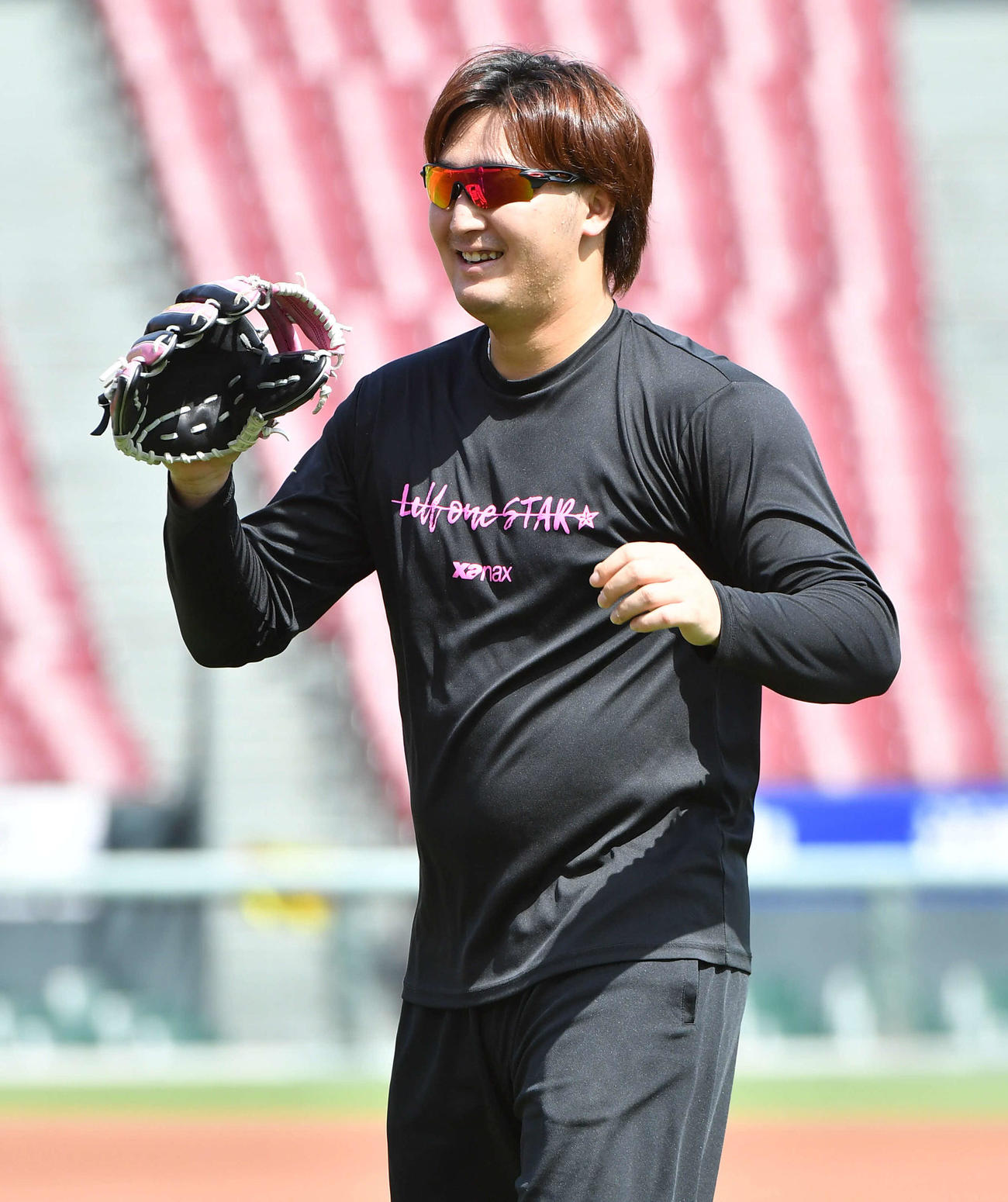 キャッチボールを終え、笑顔を見せる床田（撮影・岩下翔太）
