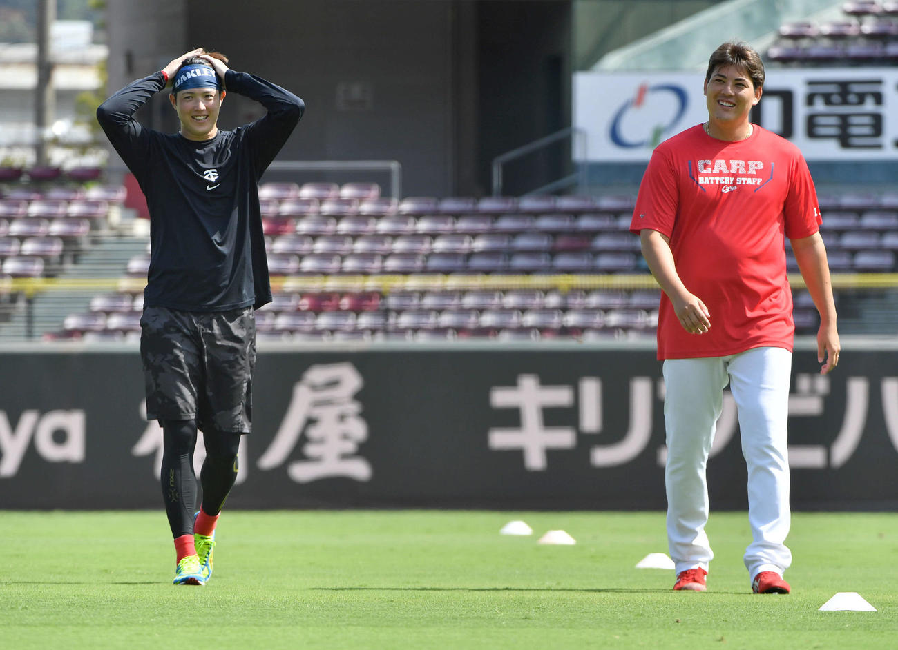 談笑する森下（左）と九里（撮影・岩下翔太）