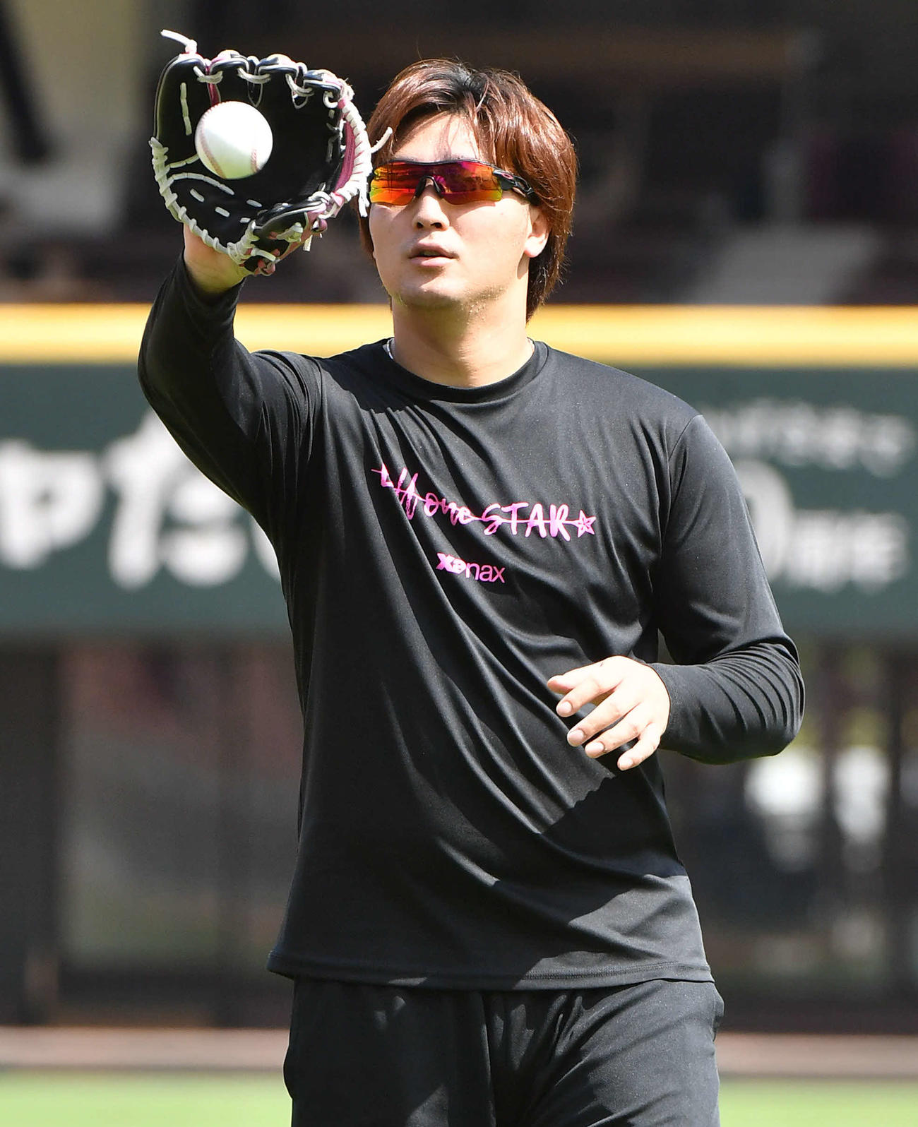 キャッチボールを行う床田（撮影・岩下翔太）