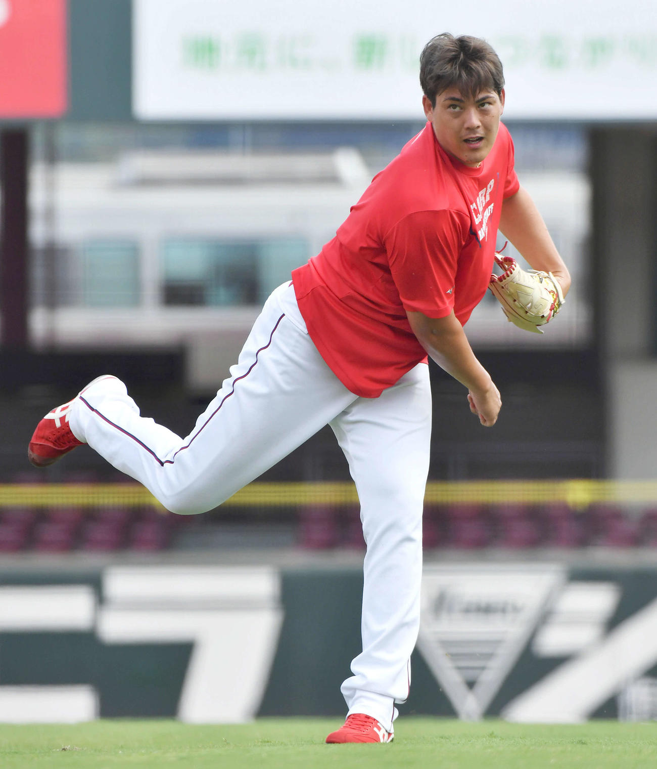 キャッチボールを行う九里（撮影・岩下翔太）