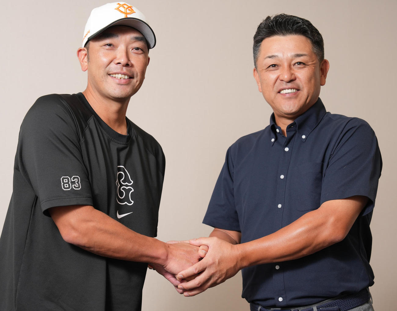 対談後、笑顔で握手を交わす巨人阿部監督（左）と谷繁氏（撮影・鈴木みどり）