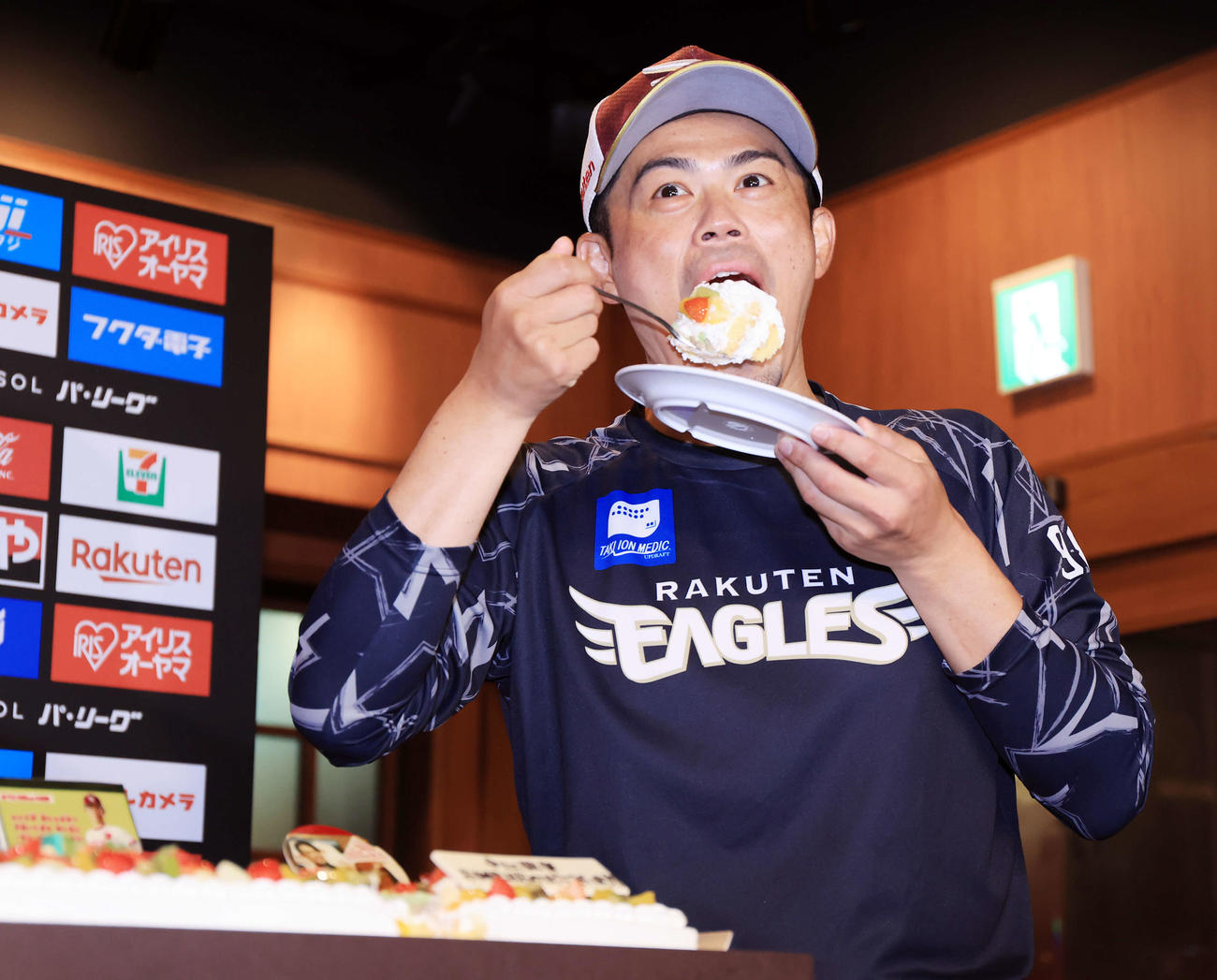 41歳の誕生日を迎えた楽天今江監督はケーキをほおばる（撮影・浅見桂子）