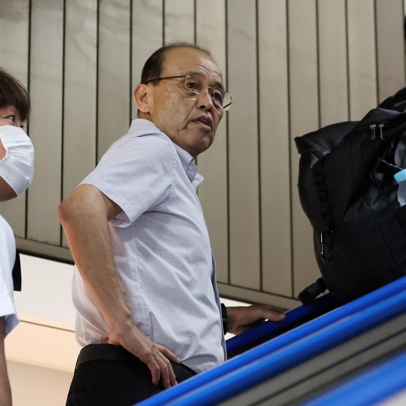 新幹線で横浜へ移動する岡田監督（撮影・加藤哉）