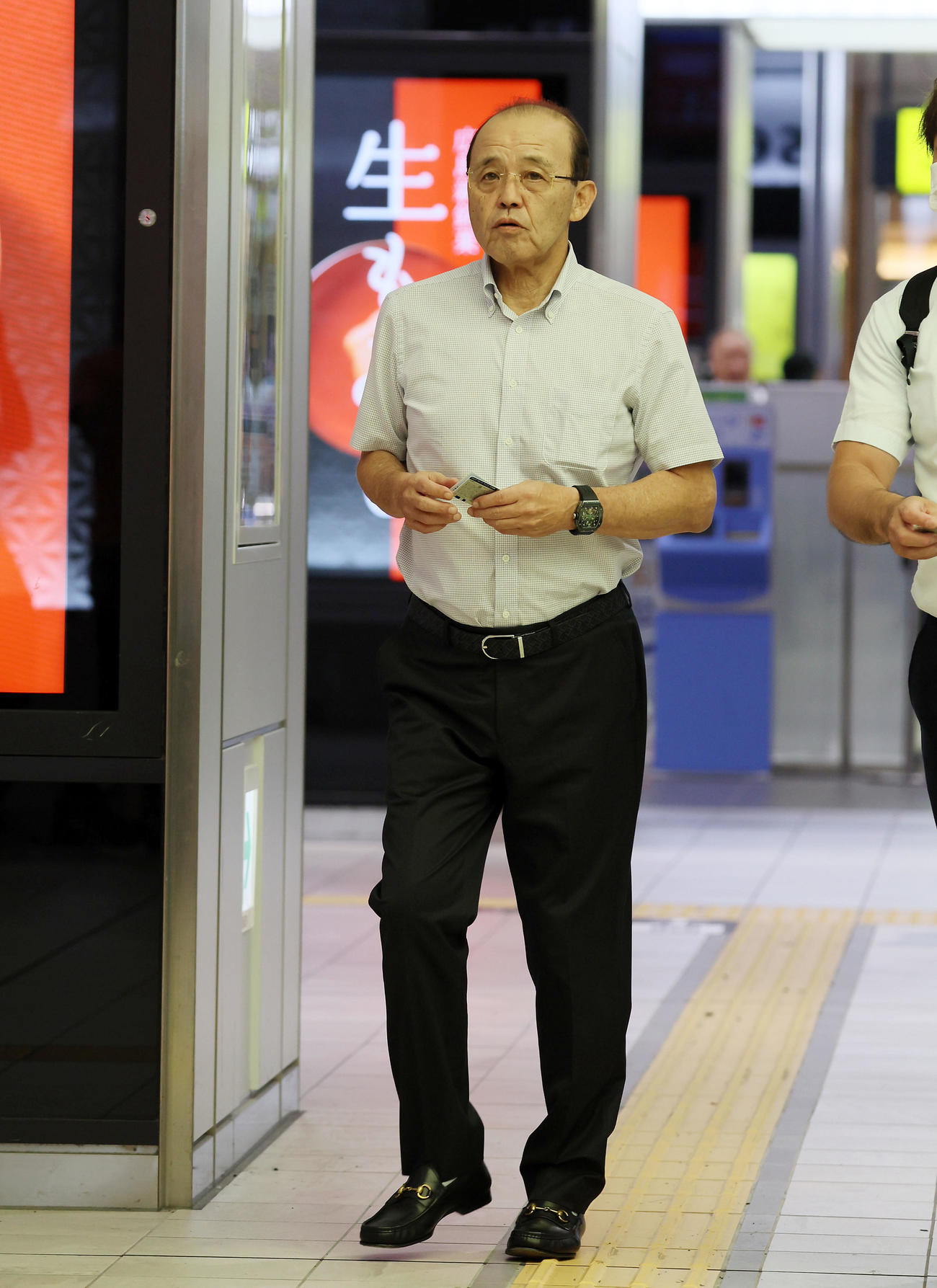 新幹線で横浜へ移動する岡田監督（撮影・加藤哉）