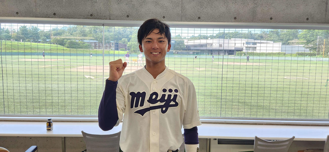 6打数2安打2打点の活躍で勝利し、笑顔でガッツポーズを見せる宗山（撮影・保坂淑子）