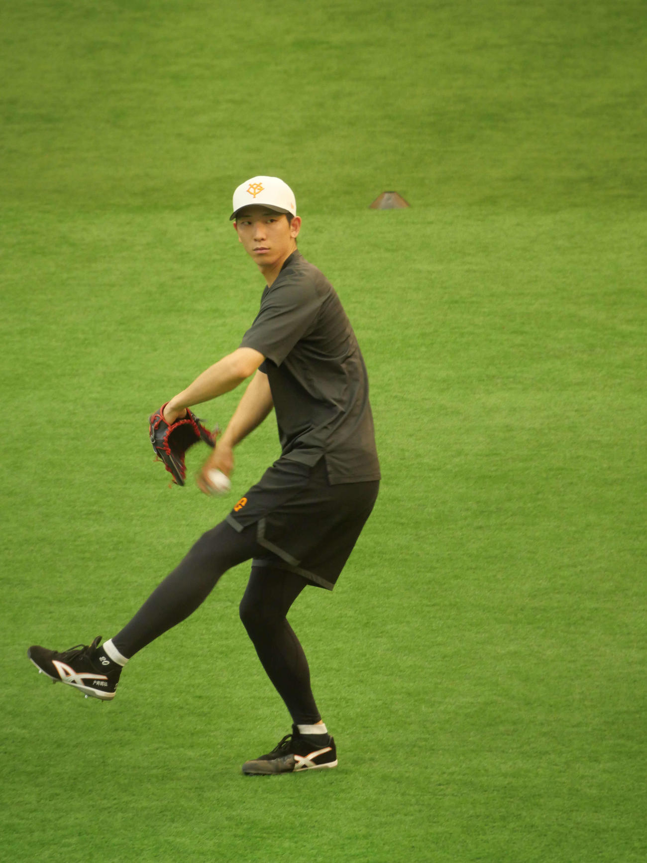 キャッチボールをする巨人戸郷（撮影・上田悠太）