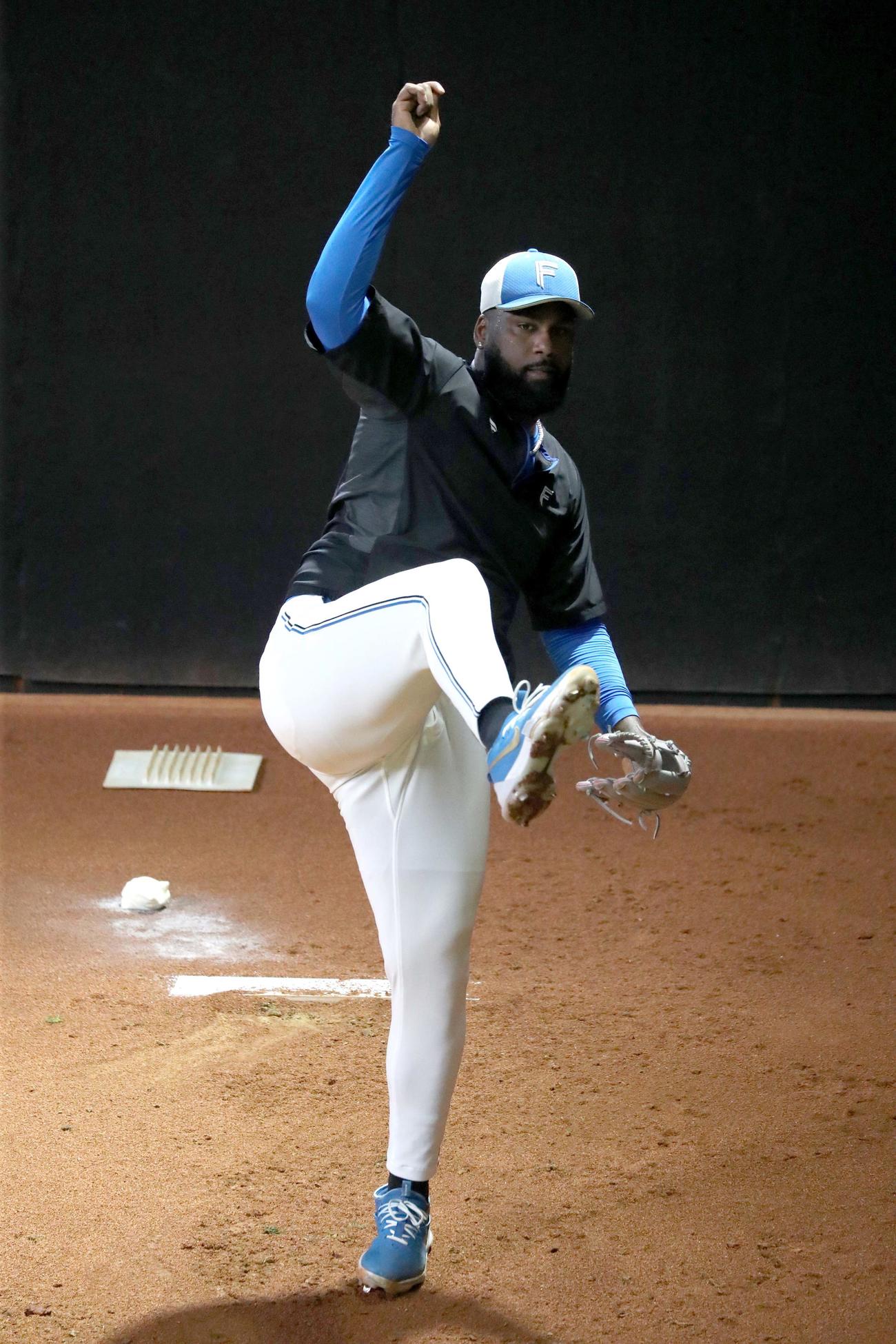 日本ハム対楽天　ブルペンで投球するレイエス（撮影・黒川智章）