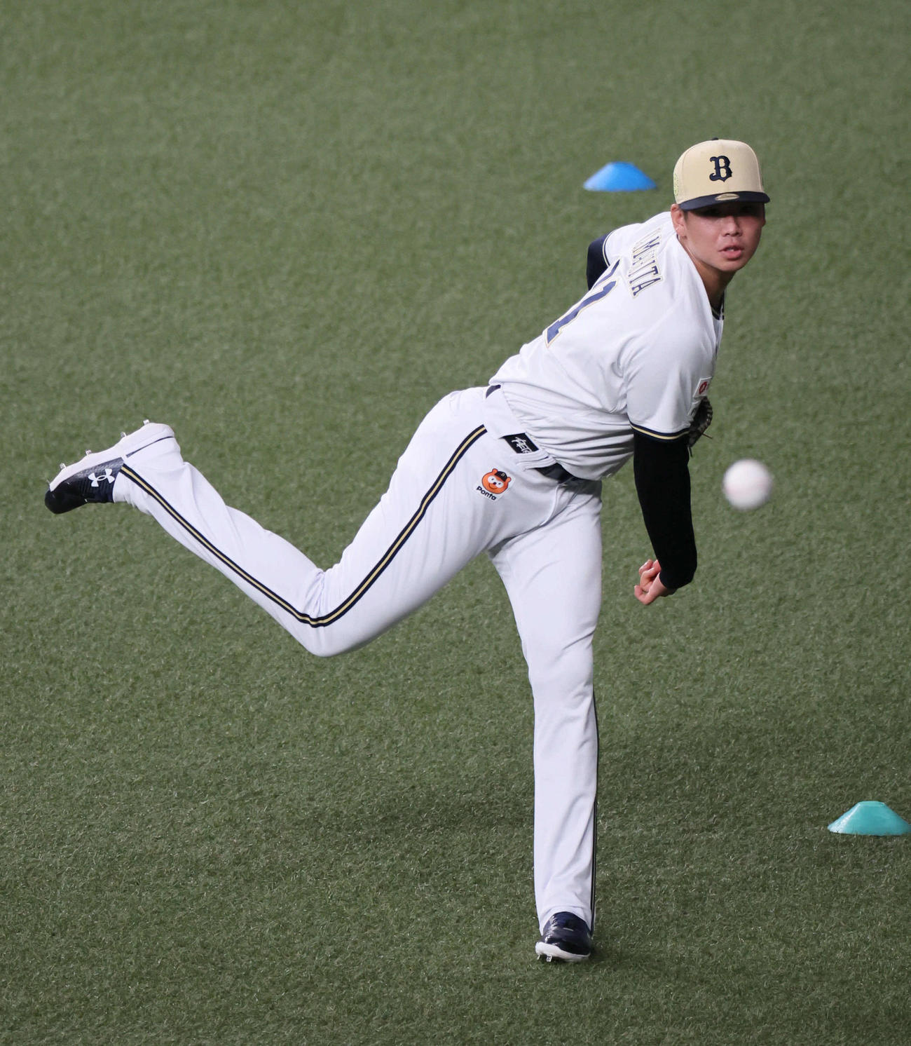 キャッチボールで調整するオリックス山下舜平大（2024年8月25日撮影）