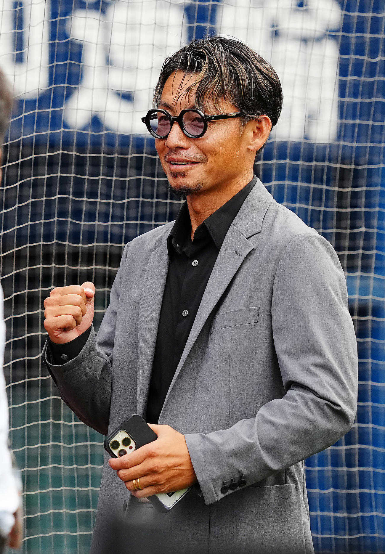 DeNA対阪神　試合前、阪神関係者らと談笑する鳥谷氏（撮影・垰建太）