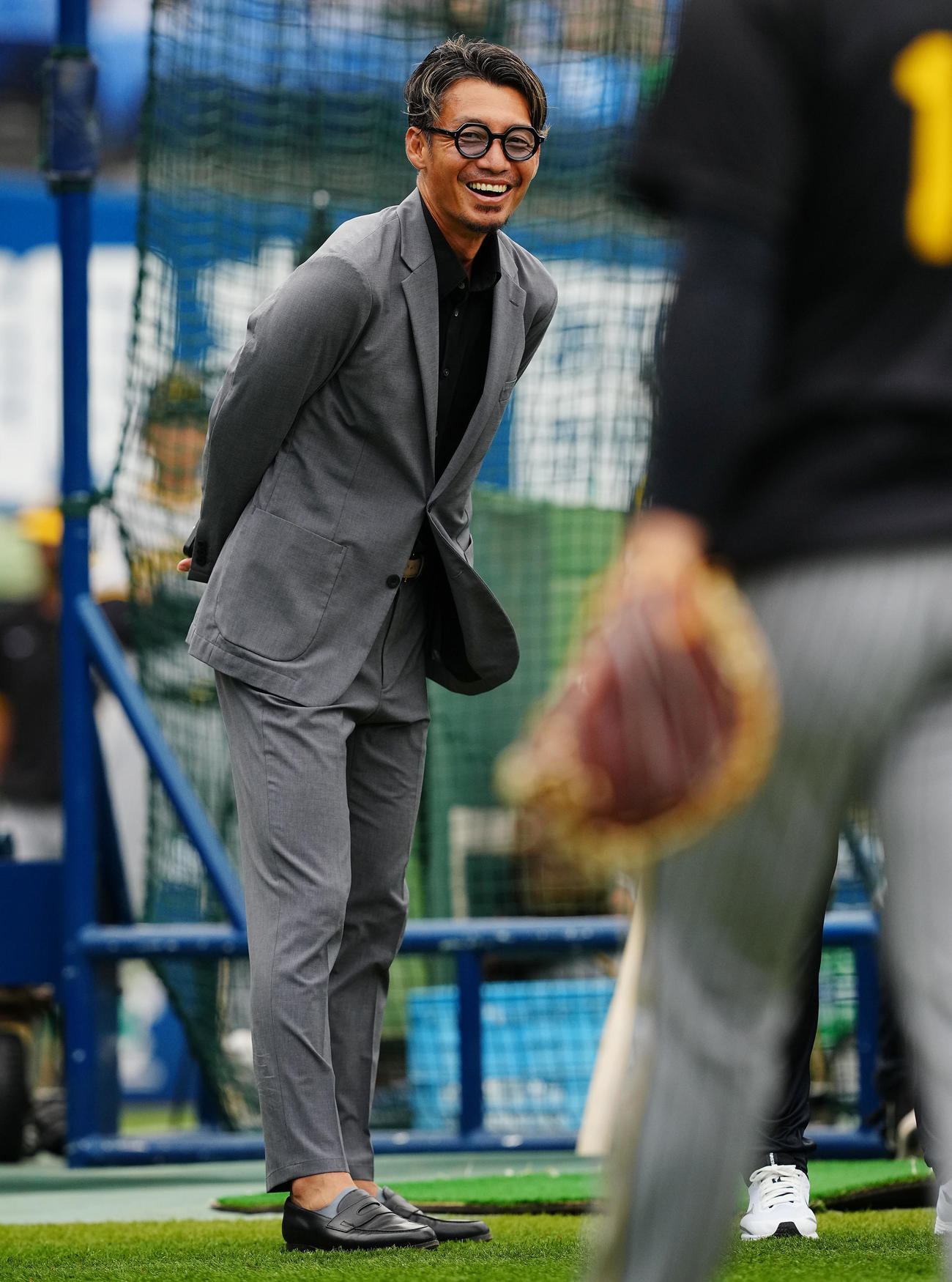 DeNA対阪神　試合前笑顔を見せる鳥谷氏（撮影・垰建太）