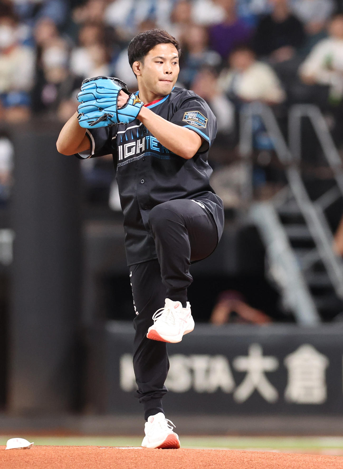 日本ハム対楽天　試合前、ファーストピッチセレモニーを務めるパリ五輪柔道銅メダリストの永山（撮影・佐藤翔太）