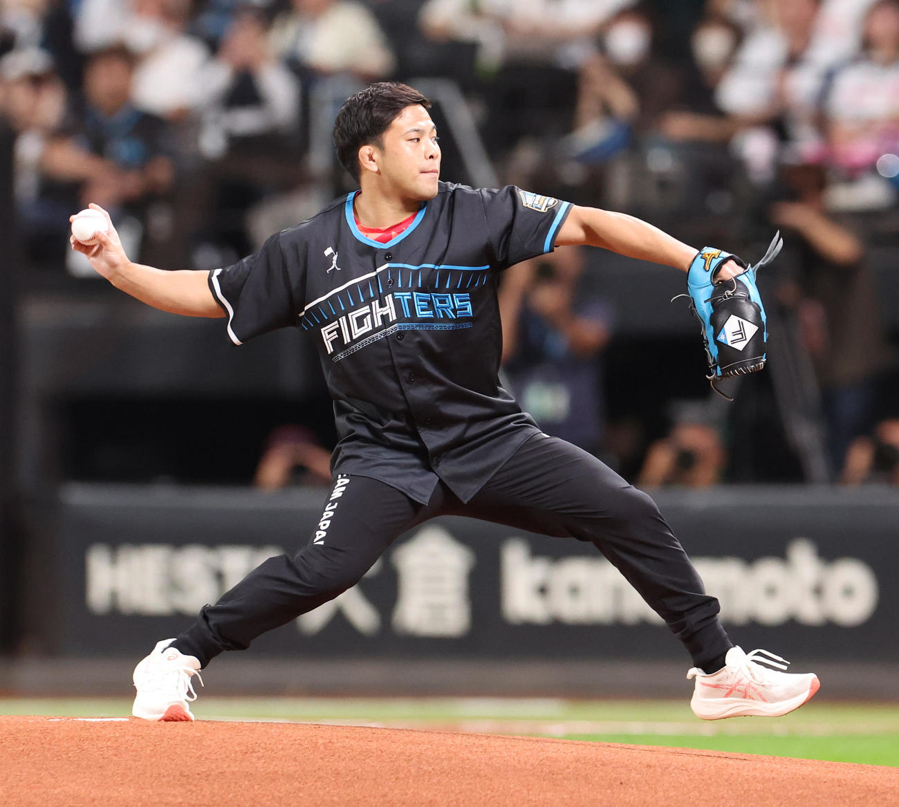 日本ハム対楽天　試合前、ファーストピッチセレモニーを務めるパリ五輪柔道銅メダリストの永山（撮影・佐藤翔太）