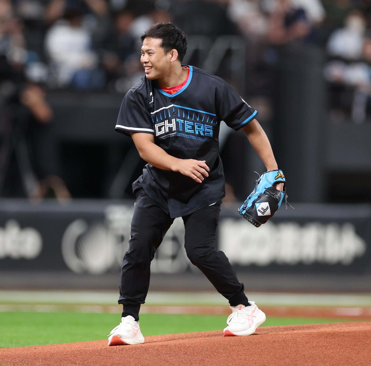 日本ハム対楽天　ファーストピッチセレモニーで投球する柔道の永山竜樹（撮影・黒川智章）
