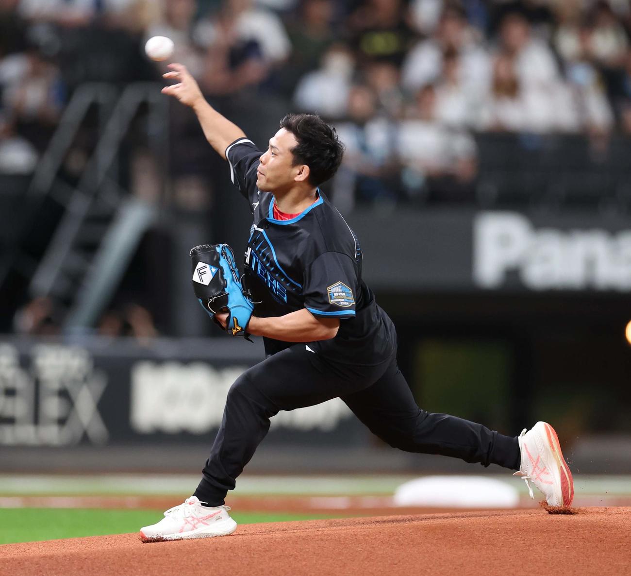 日本ハム対楽天　ファーストピッチセレモニーで投球する柔道の永山竜樹（撮影・黒川智章）