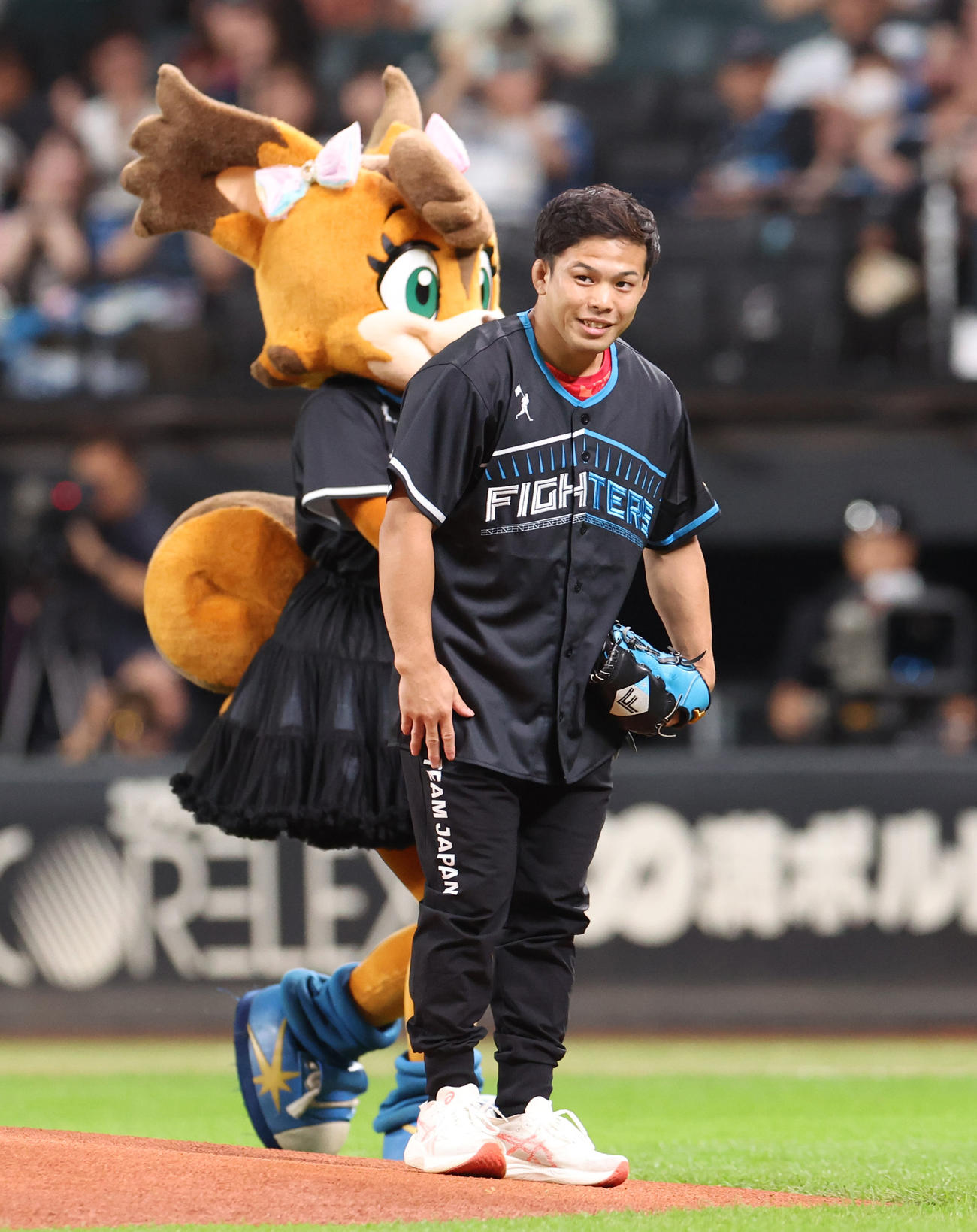 日本ハム対楽天　試合前、ファーストピッチセレモニーを務めるパリ五輪柔道銅メダリストの永山（撮影・佐藤翔太）