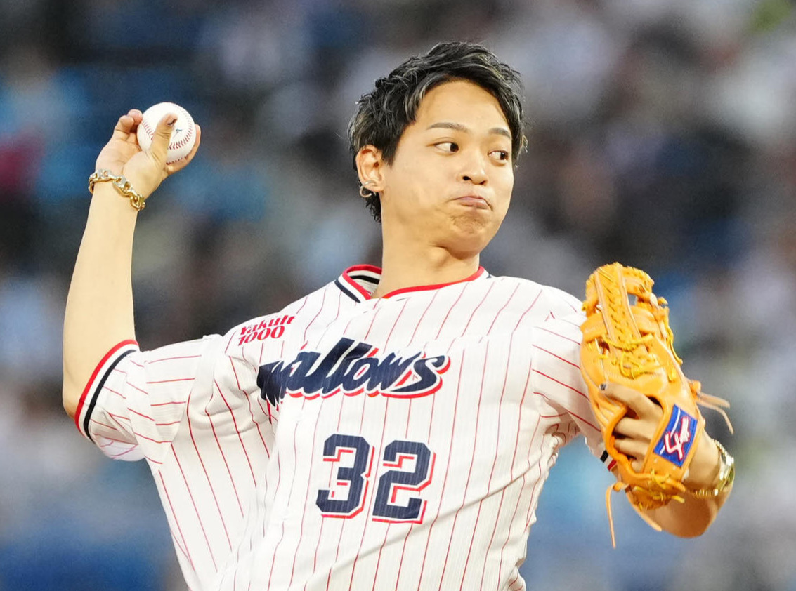 ヤクルト対巨人　試合前、始球式に臨む「THE ORAL CIGARETTES」の山中拓也（撮影・江口和貴）