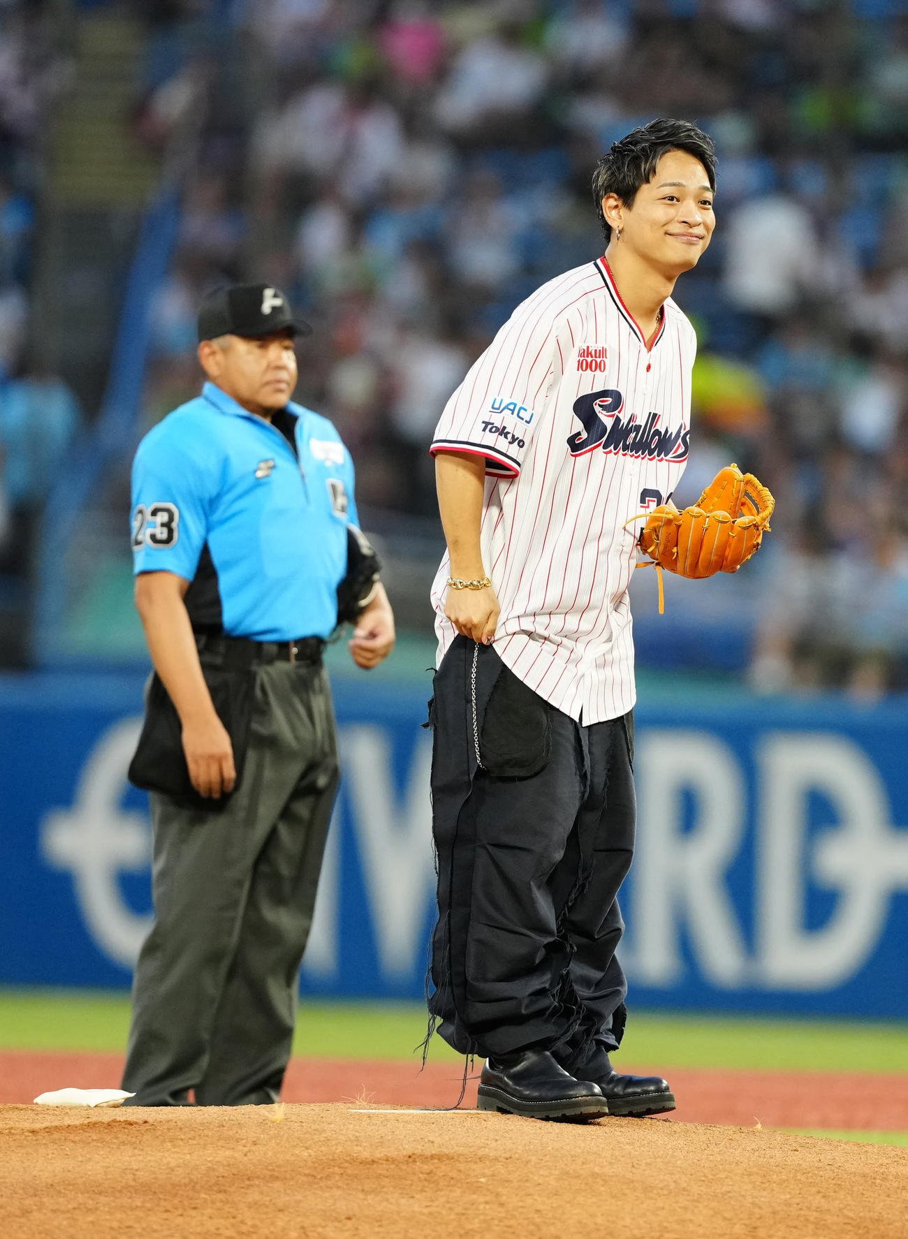 ヤクルト対巨人　試合前、始球式に臨む「THE ORAL CIGARETTES」の山中拓也（撮影・江口和貴）