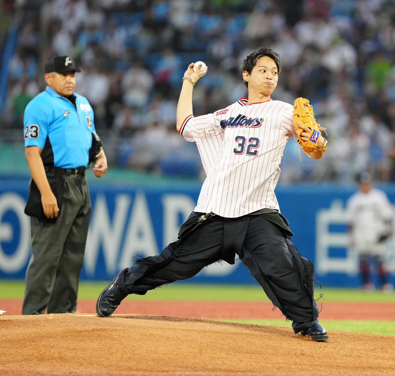 ヤクルト対巨人　試合前、始球式に臨む「THE ORAL CIGARETTES」の山中拓也（撮影・江口和貴）