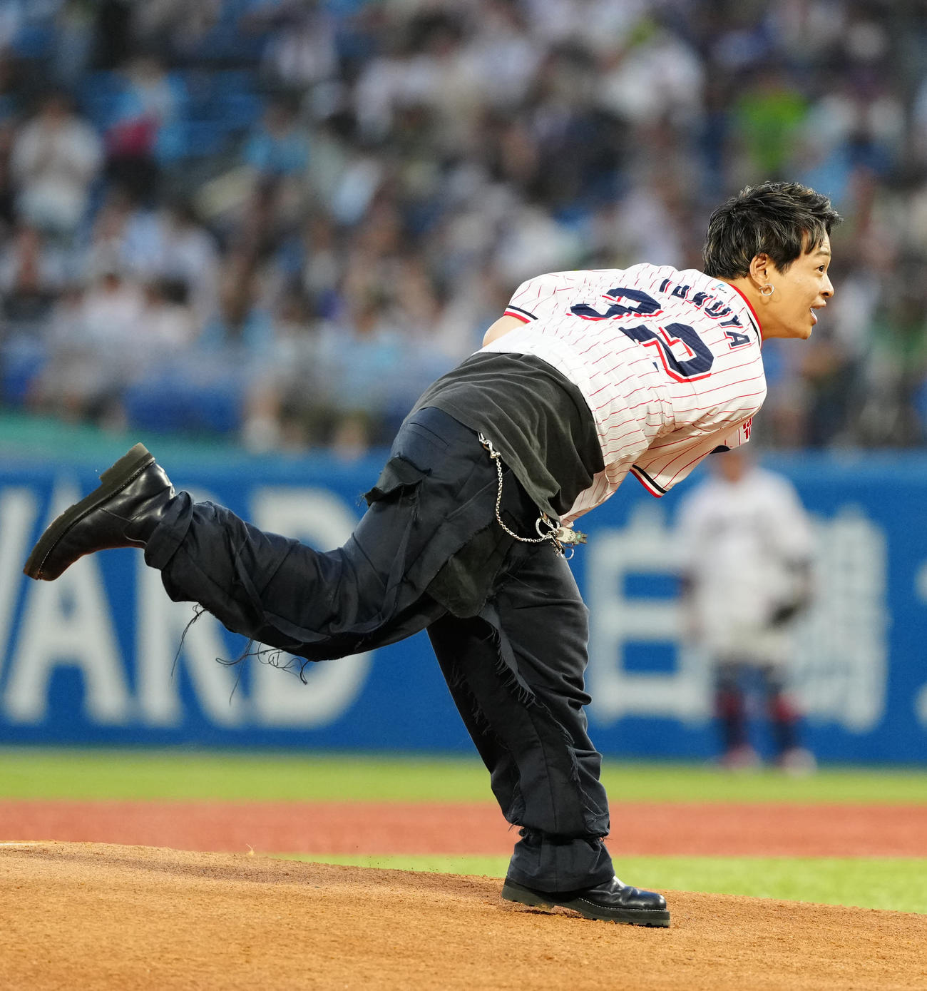 ヤクルト対巨人　試合前、始球式に臨む「THE ORAL CIGARETTES」の山中拓也（撮影・江口和貴）