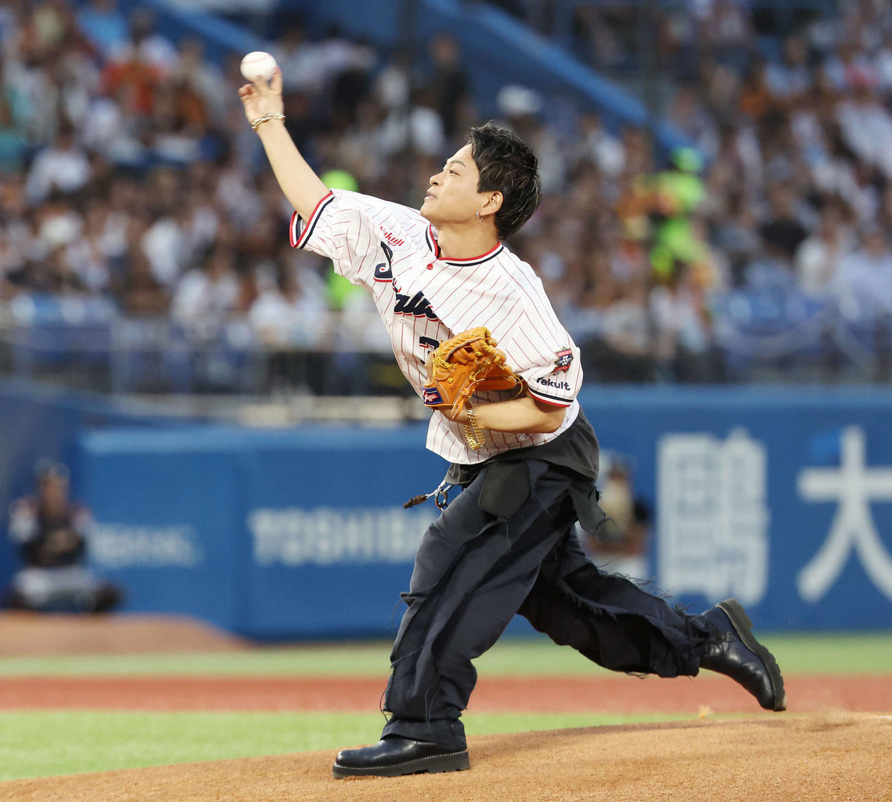 ヤクルト対巨人　試合前、始球式で投球するTHE ORAL CIGARETTESの山中拓也（撮影・宮地輝）