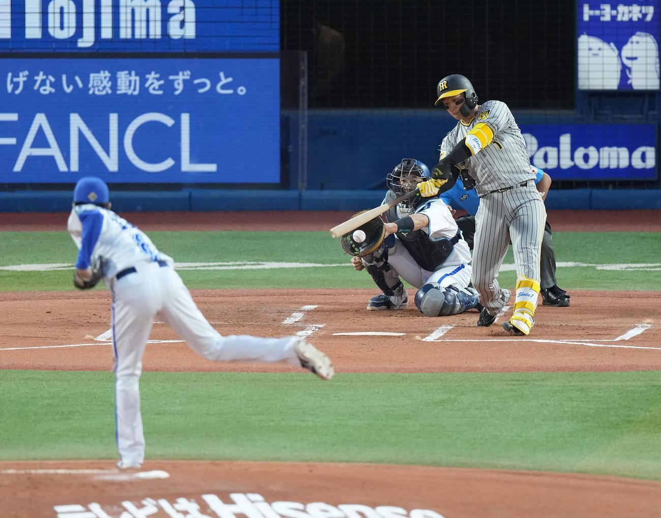DeNA対阪神　1回表阪神1死二塁、中前に先制の適時打を放つ森下。投手大貫（撮影・たえ見朱実）
