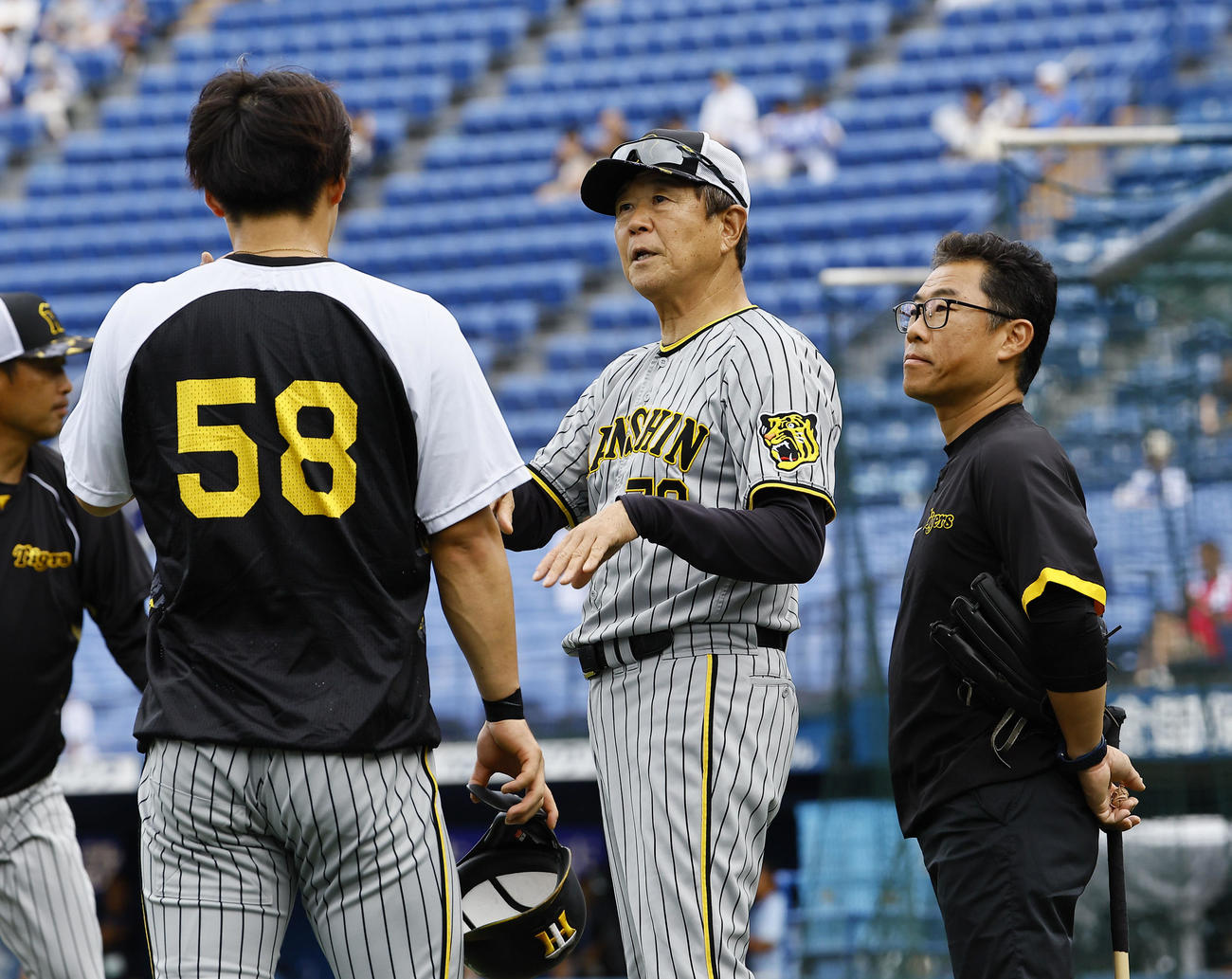 DeNA対阪神　トレーナー（右）を交え前川（左）と話をする平田ヘッドコーチ（撮影・藤尾明華）