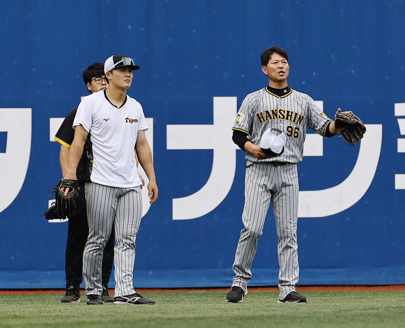 DeNA対阪神　筒井外野守備走塁コーチ（右）と話をする阪神前川（撮影・藤尾明華）