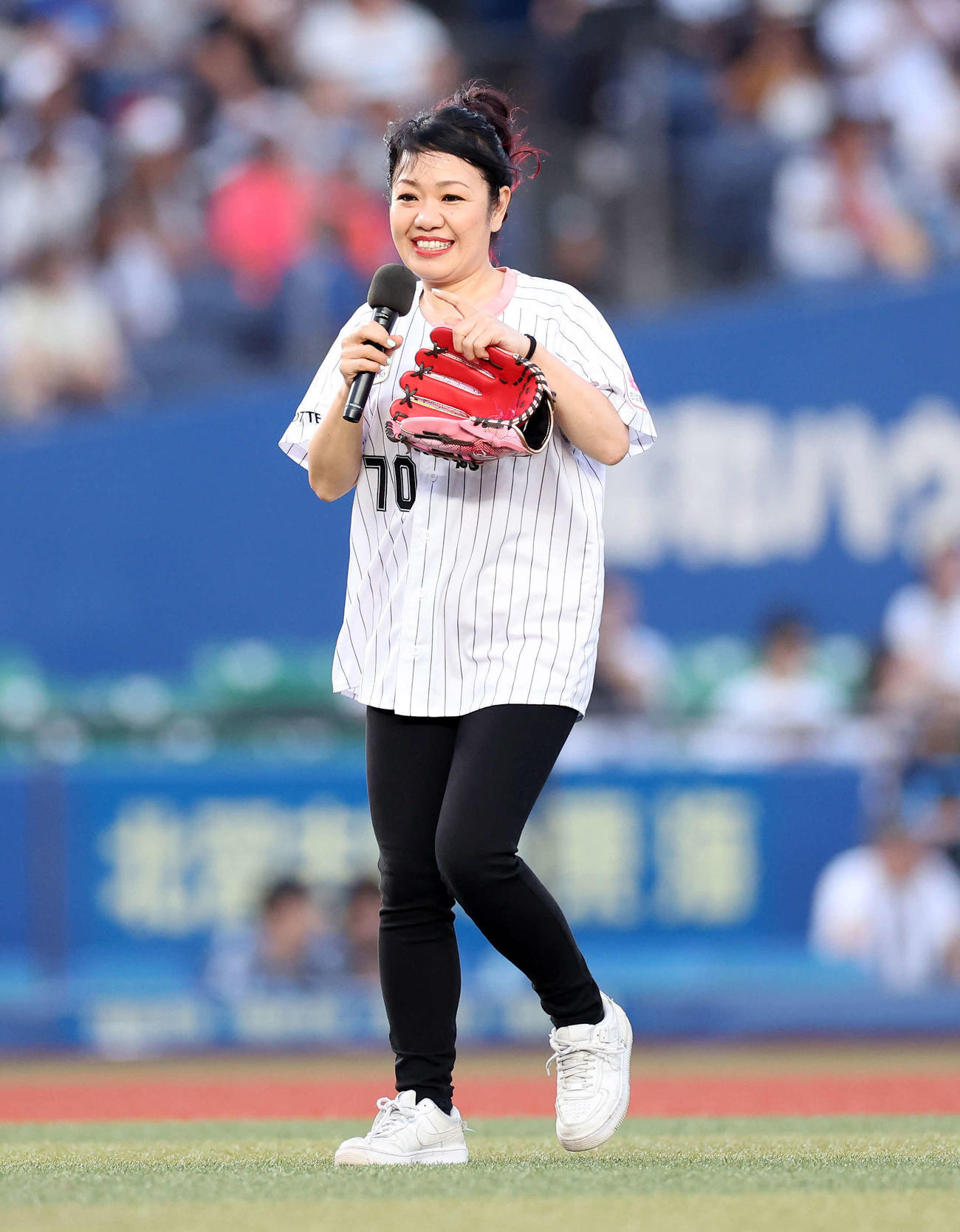 ロッテ対西武　ファーストピッチセレモニーに臨むマキシマムザホルモンのナヲ（撮影・鈴木正人）