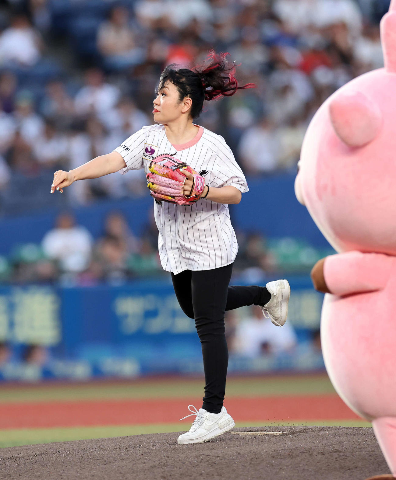 ロッテ対西武　ファーストピッチセレモニーに臨むマキシマムザホルモンのナヲ（撮影・鈴木正人）