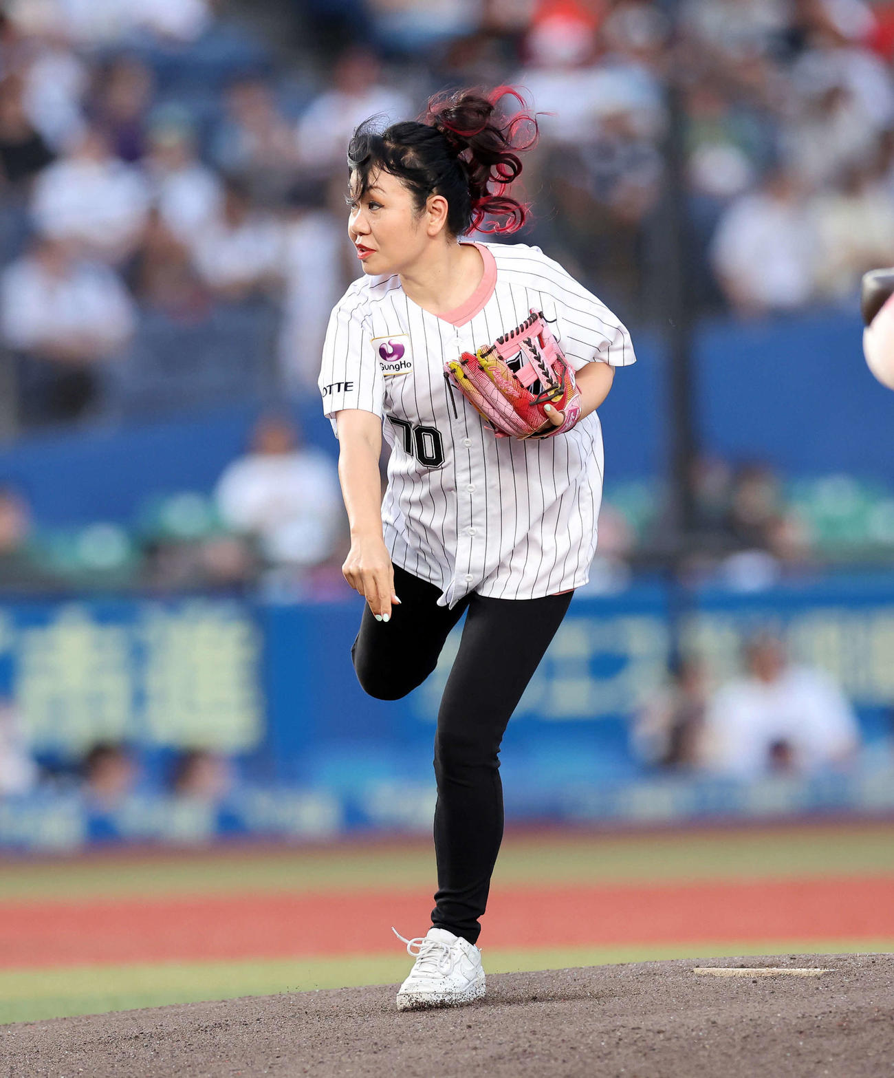 ロッテ対西武　ファーストピッチセレモニーに臨むマキシマムザホルモンのナヲ（撮影・鈴木正人）