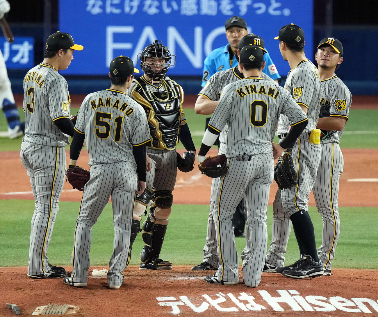DeNA対阪神　3回裏D、DeNA宮崎の中前適時打で3－2と勝ち越された阪神の先発伊藤将（右端）（撮影・たえ見朱実）
