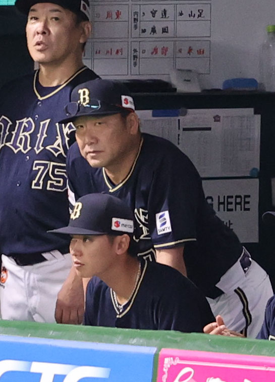 ソフトバンク対オリックス　ベンチから戦況を見守る中嶋監督（撮影・梅根麻紀）