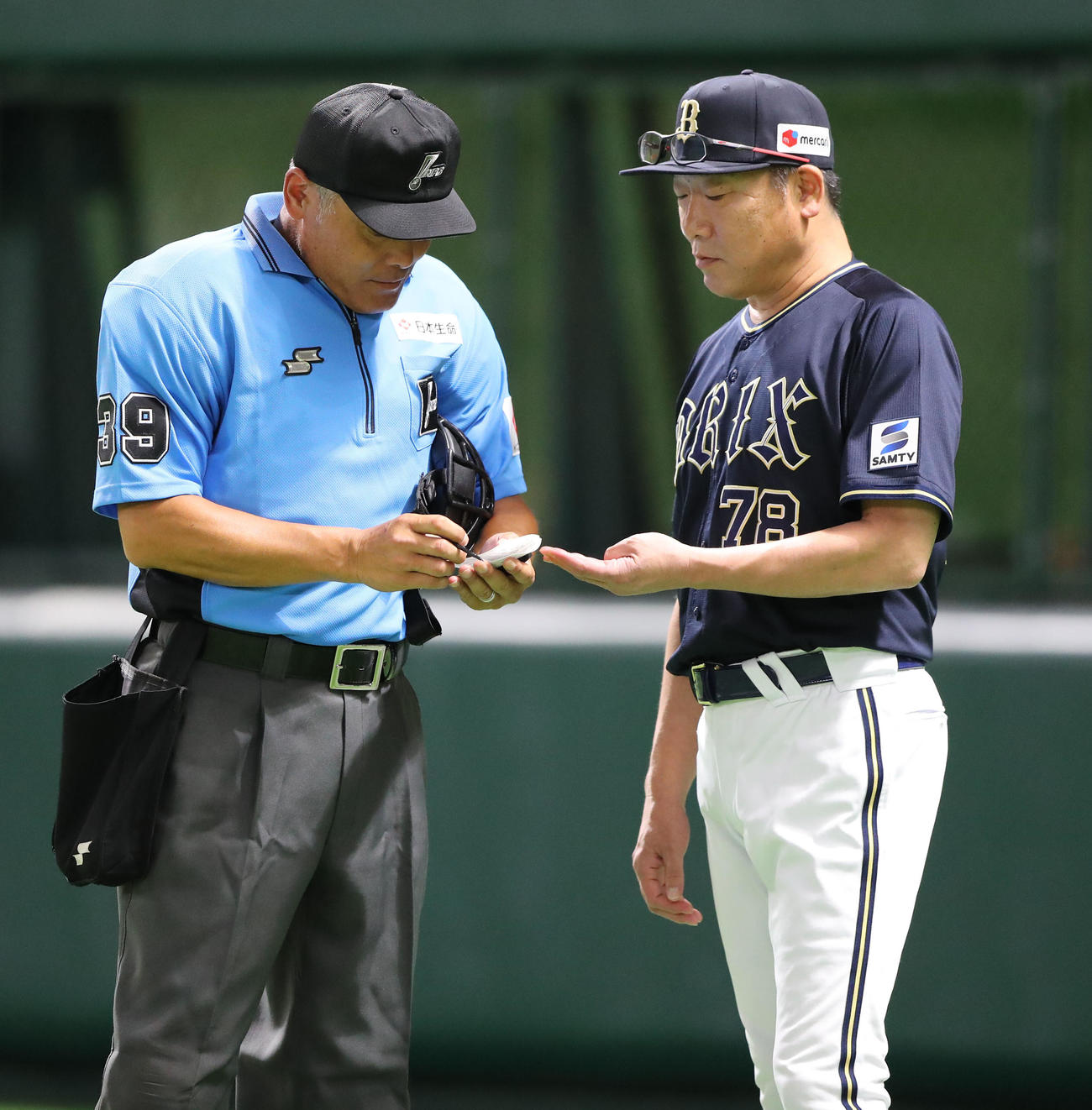 ソフトバンク対ロッテ　投手交代を告げる中嶋監督（撮影・鬼束羽瑠菜）