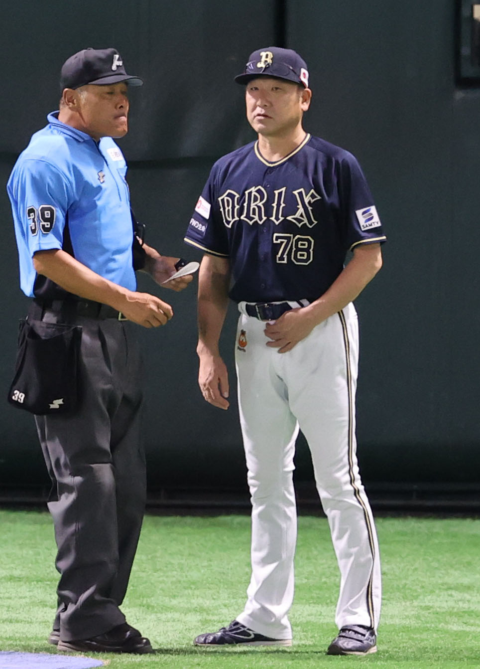ソフトバンク対オリックス　選手交代は審判に告げる中嶋監督（撮影・梅根麻紀）
