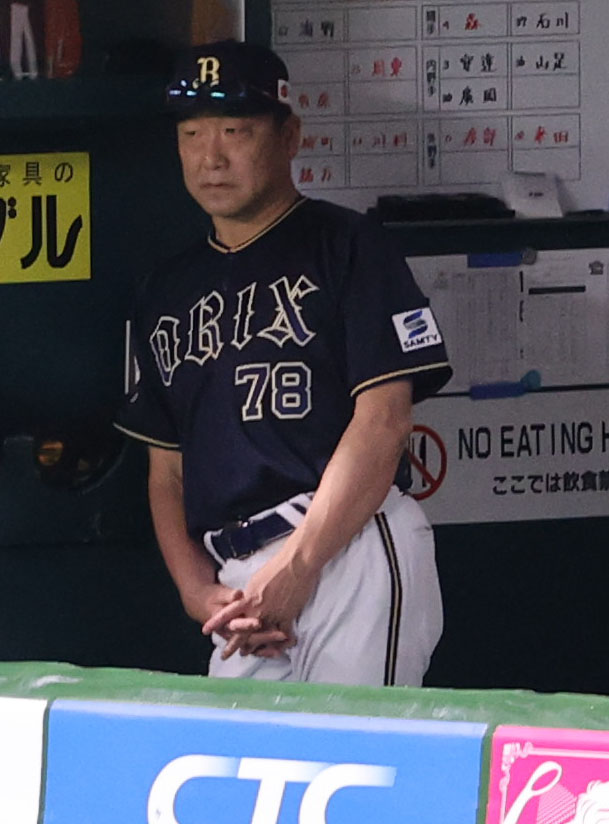 ソフトバンク対オリックス　ベンチから戦況を見守る中嶋監督（撮影・梅根麻紀）