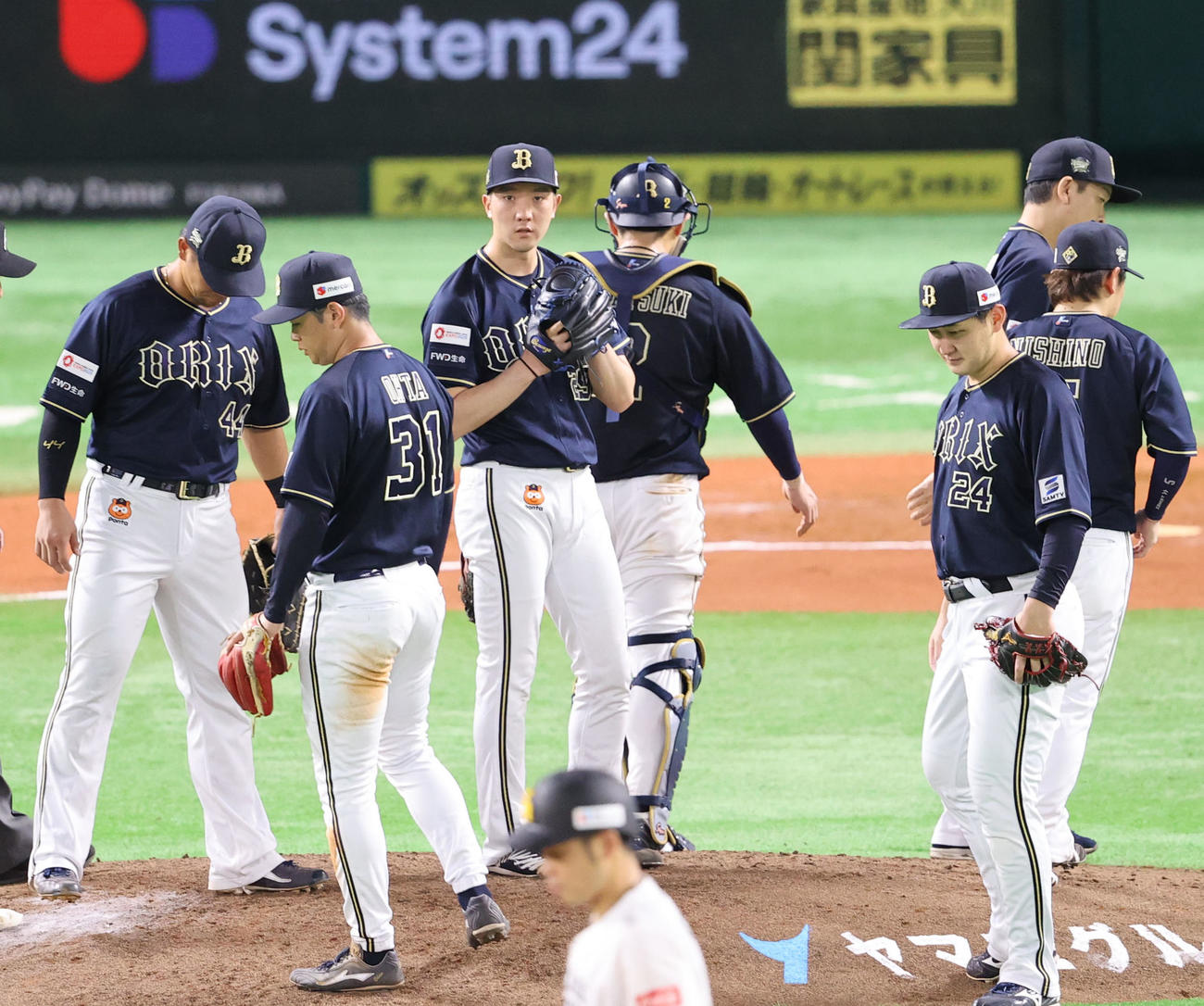 ソフトバンク対オリックス　6回途中、マウンドに集まるオリックスナイン、いったん落ち着く田嶋（撮影・梅根麻紀）
