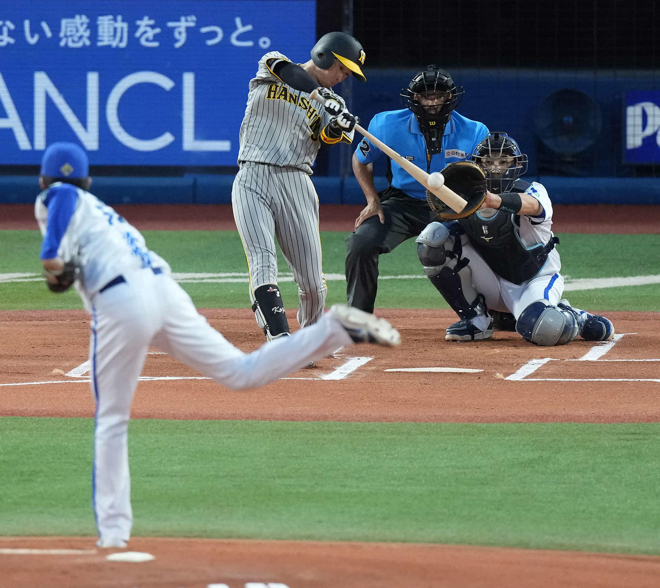 DeNA対阪神　1回表阪神無死、中前に安打を放つ近本。投手大貫（撮影・たえ見朱実）