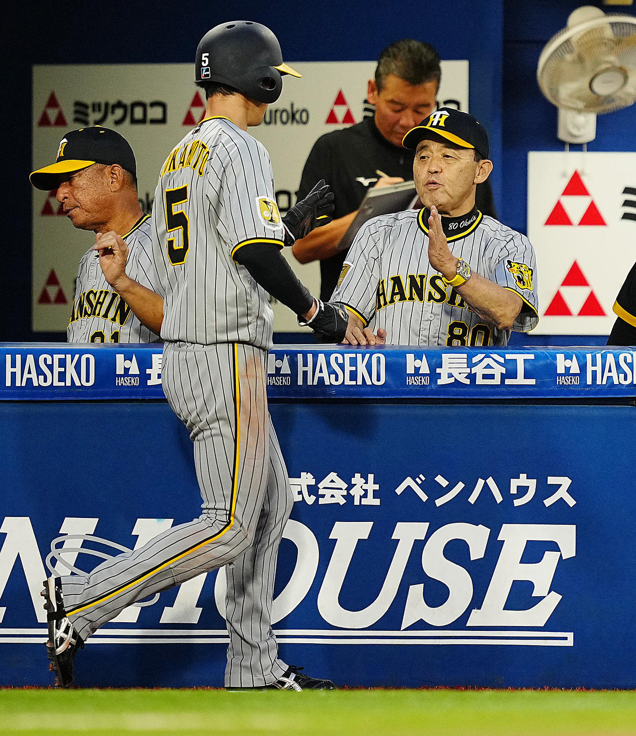 DeNA対阪神　1回表阪神1死二塁、森下の先制適時打で生還した近本（左）とタッチを交わす岡田監督（撮影・垰建太）