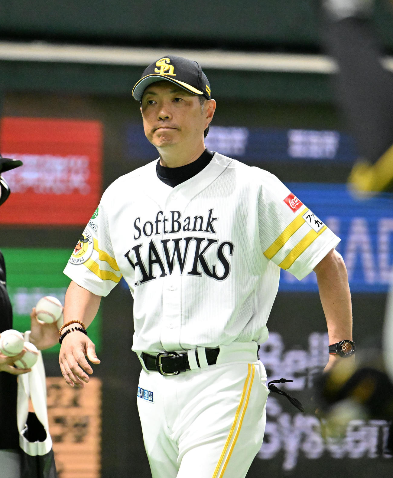 ソフトバンク対ロッテ　9回表、選手交代を告げベンチに引き上げる小久保監督（撮影・林敢治）