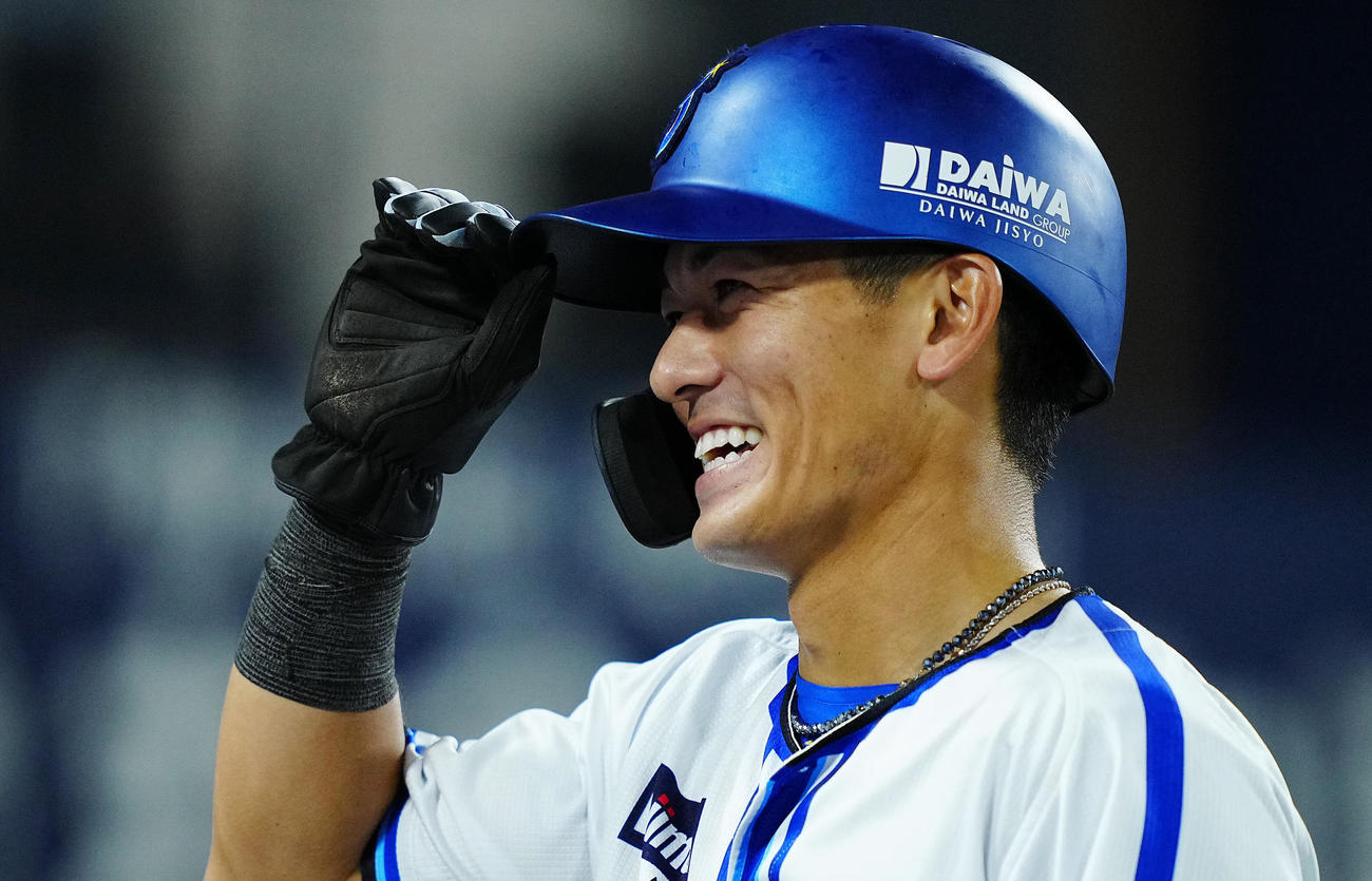 DeNA対阪神　7回裏DeNA2死二、三塁、代打筒香嘉智の適時打で生還しナインの出迎えを受ける林（撮影・垰建太）