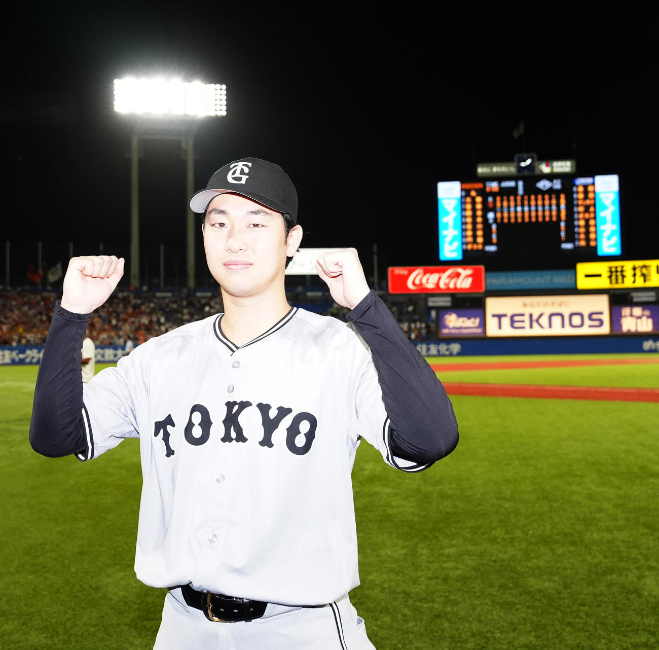 ヤクルト対巨人　試合後、ガッツポーズを見せる巨人山崎伊（撮影・江口和貴）