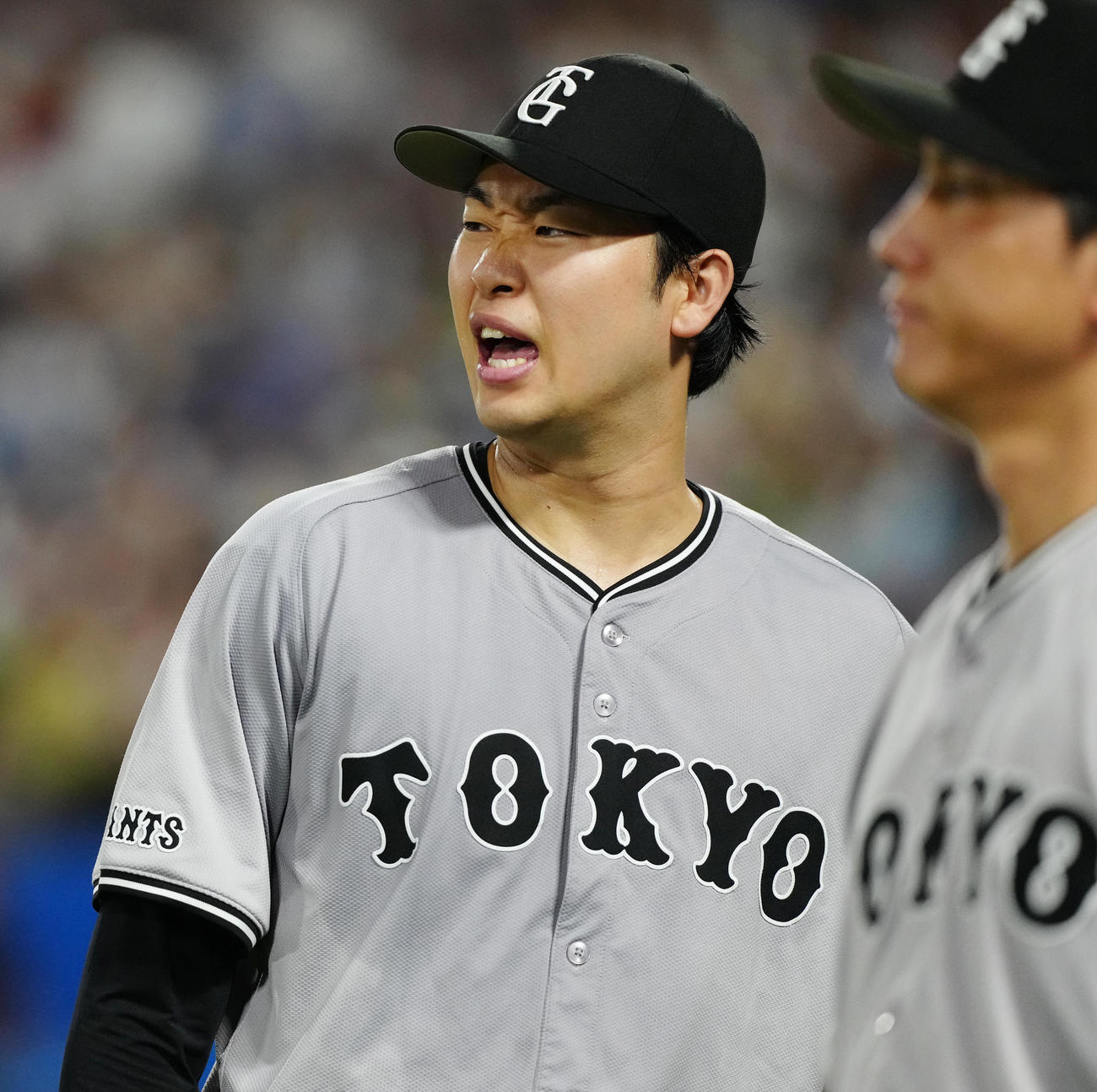 ヤクルト対巨人　5回裏終了後、厳しい表情でベンチに引き揚げる巨人先発の山崎伊（撮影・江口和貴）