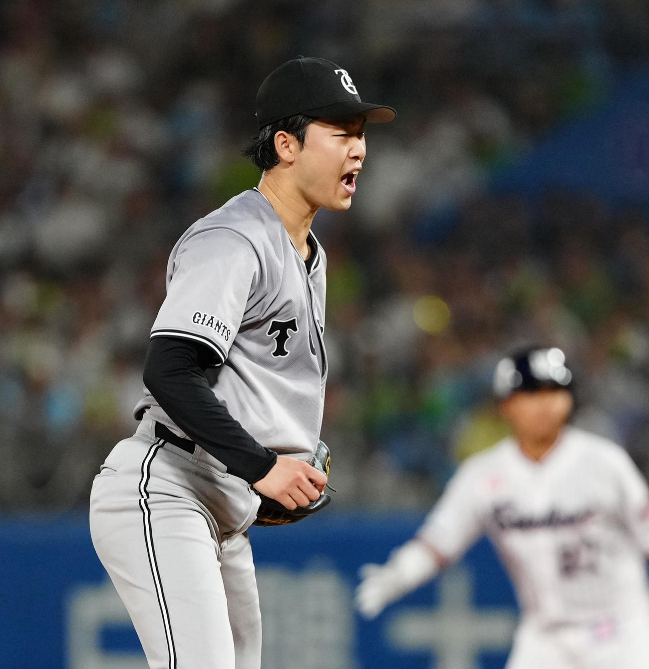 ヤクルト対巨人　4回裏ヤクルト2死一、三塁、代打宮本から空振り三振を奪い、雄たけびを上げる山崎伊（撮影・江口和貴）
